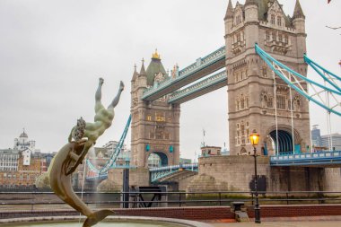 Ünlü ikonik Londra Kulesi yapısı ve yunus heykeli. Fotoğraf öğleden sonra Londra 'da çekildi.