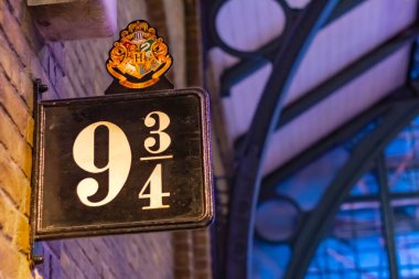 Harry Potter Platformu 934, Harry Potter Warner Bros Stüdyosu tabelası. Fotoğraf Londra, İngiltere 'de çekildi.