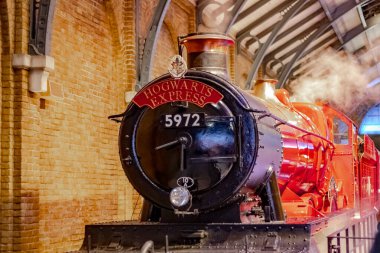 Warner Bros Stüdyosu 'nda Red Harry Potter Howarts Express lokomotif treni. Fotoğraf İngiltere 'de Londra' da çekildi
