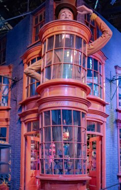 Harry Potter Diyagon Sokağı Sihirbazı alışveriş penceresi önü. Fotoğraf Londra 'daki Harry Potter Warner Bros Stüdyosunda çekildi.