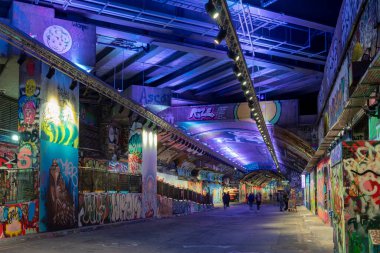 Londra 'daki Leake Street Graffiti Tüneli' nin renkli duvar resimleri ve ışıkları