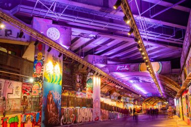 Londra 'daki Leake Street Graffiti Tüneli' nin renkli duvar resimleri ve ışıkları