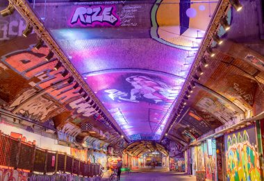 Londra 'daki Leake Street Graffiti Tüneli' nin renkli duvar resimleri ve ışıkları