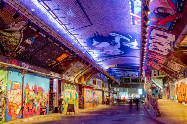 Londra 'daki Leake Street Graffiti Tüneli' nin renkli duvar resimleri ve ışıkları