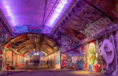 Londra 'daki Leake Street Graffiti Tüneli' nin renkli duvar resimleri ve ışıkları