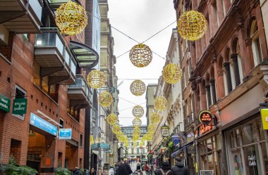  Londra şehir merkezinde yürüyüş sokağında dekore edilmiş. Fotoğraf bulutlu bir günde Londra 'da çekildi.