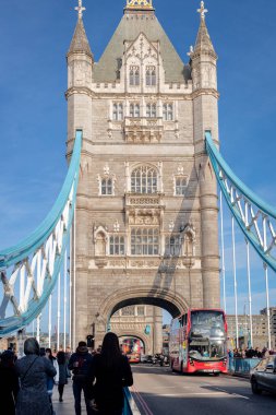  Thames Nehri boyunca uzanan ikonik Londra Kule Köprüsü 'nün detaylı mimarisi. Fotoğraf bulutlu bir günde Londra 'da çekildi.