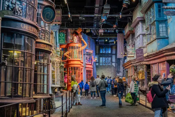 Harry Potter Diyagon Sokağı Büyücüsü alışveriş alanı. Fotoğraf Londra 'daki Harry Potter Warner Bros Wizarding World' de çekildi.