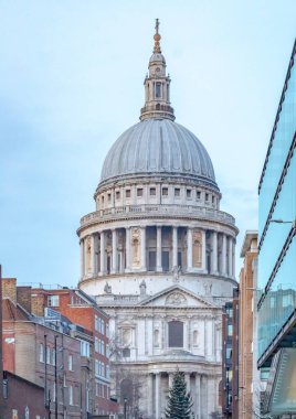 Iconic St Pauls Katedrali mimari yapısının dış yüzeyi. Fotoğraf şafak vakti İngiltere 'de Londra' da çekildi..