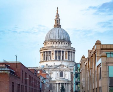 Iconic St Pauls Katedrali mimari yapısının dış yüzeyi. Fotoğraf şafak vakti İngiltere 'de Londra' da çekildi..