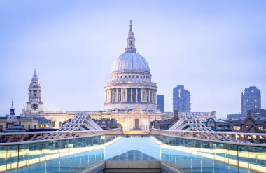 St. Pauls Katedrali 'ne giden Milenyum Köprüsü' nün ünlü patikası. Fotoğraf şafak vakti Londra 'da çekildi..