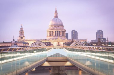 St. Pauls Katedrali 'ne giden Milenyum Köprüsü' nün ünlü patikası. Fotoğraf şafak vakti Londra 'da çekildi..