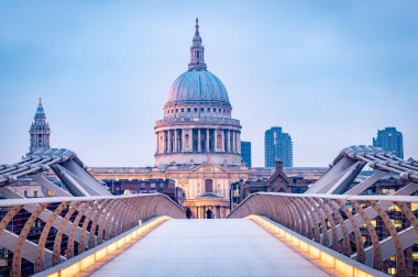 St. Pauls Katedrali 'ne giden Milenyum Köprüsü' nün ünlü patikası. Fotoğraf şafak vakti Londra 'da çekildi..