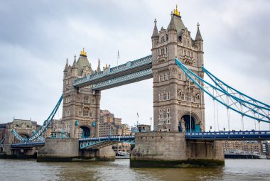 Thames Nehri 'ndeki ikonik Londra Kulesi Köprüsü' nün ayrıntılı mimarisi. Fotoğraf bulutlu bir günde Londra 'da çekildi.