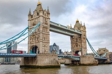 Thames Nehri 'ndeki ikonik Londra Kulesi Köprüsü' nün ayrıntılı mimarisi. Fotoğraf bulutlu bir günde Londra 'da çekildi.