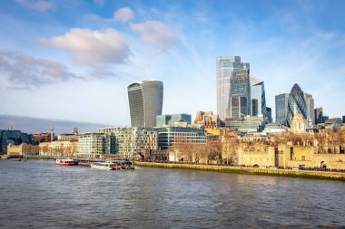 Londra Birleşik Krallığı 'nın binaları Thames nehri boyunca yükseliyor.