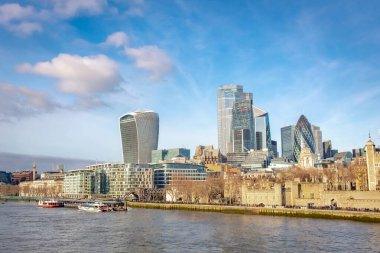 Londra Birleşik Krallık şehrinin aydınlanmış binaları Thames Nehri boyunca yükseliyor. Fotoğraf Londra 'da öğleden sonra çekildi.