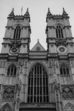 Westminser Abbey Kilisesi 'nin taş binasının tarihi mimarisi. Fotoğraf bulutlu bir günde Londra 'da çekildi.