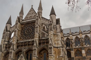 Westminser Abbey Kilisesi 'nin taş binasının tarihi mimarisi. Fotoğraf bulutlu bir günde Londra 'da çekildi.
