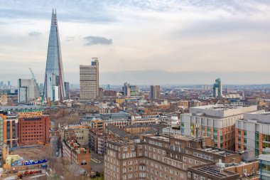 Londra Birleşik Krallık ufuk çizgisi ve Bulutlu bir kış gününde Çömlek