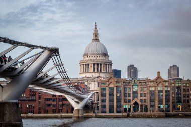 St. Pauls Katedrali 'ne giden Milenyum Köprüsü' nün ünlü patikası. Fotoğraf şafak vakti Londra 'da çekildi..