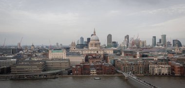St Pauls Katedrali ve Thames nehrine bakan Çömlek Binası ile Londra City Skyline manzarası. Fotoğraf bulutlu bir günde Londra 'da çekildi.