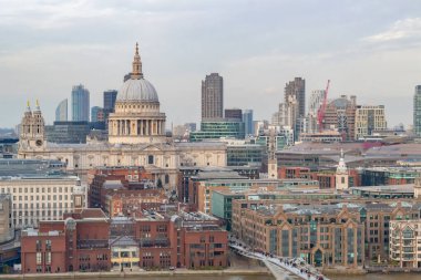 St Pauls Katedrali ve Thames nehrine bakan Çömlek Binası ile Londra City Skyline manzarası. Fotoğraf bulutlu bir günde Londra 'da çekildi.