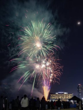 Haeundae Busan 'daki sahil ve şehir boyunca renkli havai fişek ışık festivali. Fotoğraf akşamleyin çekildi.
