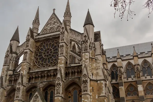 Westminser Abbey Kilisesi 'nin taş binasının tarihi mimarisi. Fotoğraf bulutlu bir günde Londra 'da çekildi.