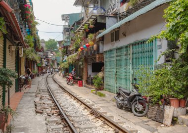 Hanoi Vietnam 'da tren raylarını çevreleyen renkli binalar.