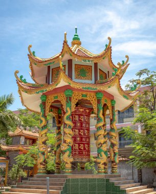 DaNang Vietnam 'daki Cha Bu i Sn Budist Tapınağı' nda altın renkli geleneksel sanat eserleri tasarımı.