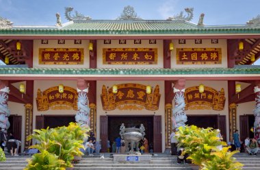 Cha Linh 'teki DaNang Vietnam' daki Budist tapınağında geleneksel renkli mimari tasarım sanat yapısı ve bahçe.