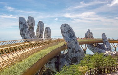 DaNang Vietnam 'daki Ba Na Hills Güneş Dünyası' ndaki Golden Bridge el köprüsü ve dağ manzaralı gözlemevi.