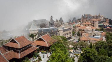 Bulutlu bir günde DaNang Vietnam 'daki Ba Na Hills Güneş Dünyası eğlence parkındaki Fransız Avrupa' dan esinlenilmiş köy binaları