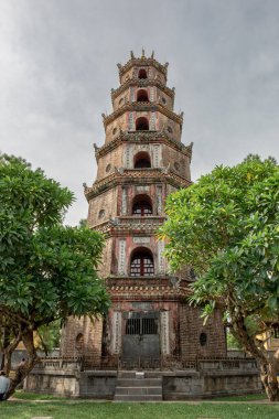 Hue Vietnam 'daki Thien Mu Pagoda' nın geleneksel Budist taş yapısı