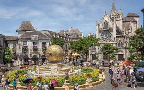 DaNang Vietnam 'daki Ba Na Hills Güneş Dünyası eğlence parkındaki Fransızlardan esinlenilmiş köy.