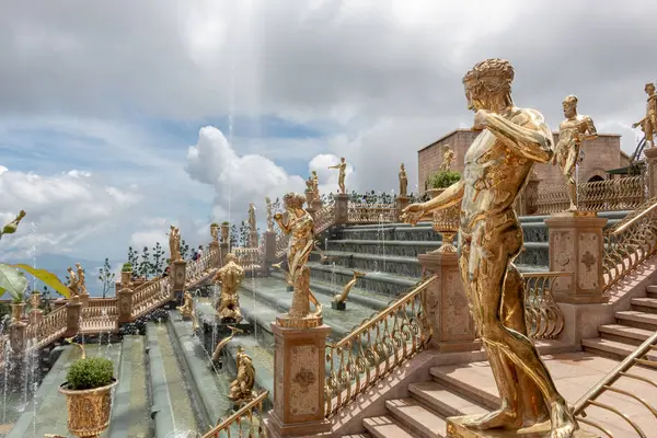 Da Nang Vietnam 'daki Ba Na Hills' teki altın heykeller ve su çeşmesinden esinlenilmiştir.