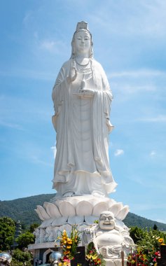 DaNang Vietnam 'daki Budist tapınağında duran dev beyaz Buda heykeli.