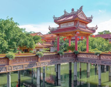 Cha Nam Sn Budist Tapınağı 'nın DaNang Vietnam' daki göl gölündeki kırmızı renkli pagoda mimari yapısı.