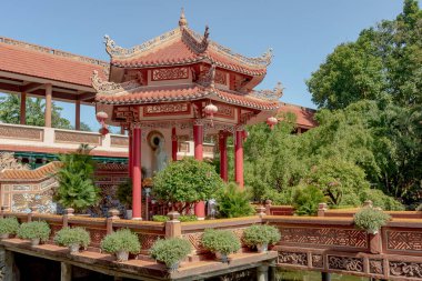 DaNang Vietnam 'daki Cha Nam Sn Budist Tapınağı bahçesindeki pagoda mimari yapı kompleksi