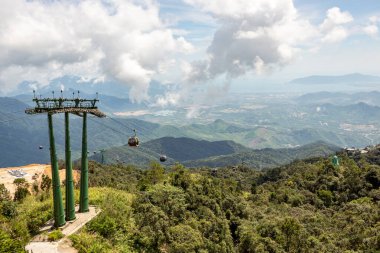 DaNang Vietnam 'daki Ba Na Hills Güneş Dünyası' nın orman ve teleferik görüntüsü.