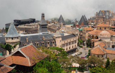 Bulutlu bir günde DaNang Vietnam 'daki Ba Na Hills Güneş Dünyası eğlence parkındaki Fransız Avrupa' dan esinlenilmiş köy binaları