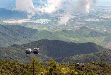 DaNang Vietnam 'daki Ba Na Hills Güneş Dünyası' nın orman ve teleferik görüntüsü.