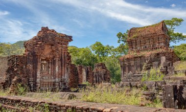 Hoi An Vietnam yakınlarındaki eski tarihi Hindu tapınağı kompleksinin eski kahverengi tuğla kalıntıları.