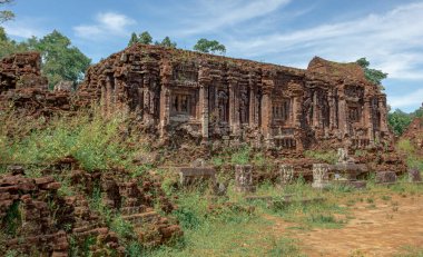 Hoi An Vietnam yakınlarındaki eski tarihi Hindu tapınağı kompleksinin eski kahverengi tuğla kalıntıları.