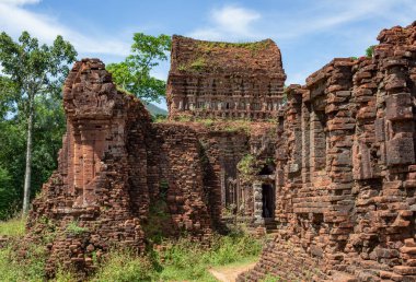 Hoi An Vietnam yakınlarındaki eski tarihi Hindu tapınağı kompleksinin eski kahverengi tuğla kalıntıları.
