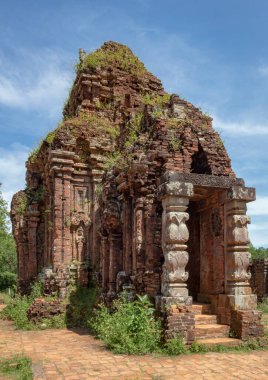 Hoi An Vietnam yakınlarındaki eski tarihi Hindu tapınağı kompleksinin eski kahverengi tuğla kalıntıları.