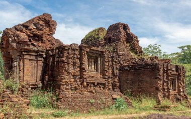 Hoi An Vietnam yakınlarındaki eski tarihi Hindu tapınağı kompleksinin eski kahverengi tuğla kalıntıları.