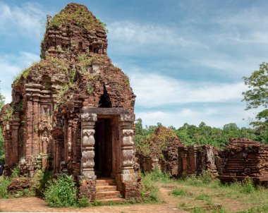 Hoi An Vietnam yakınlarındaki eski tarihi Hindu tapınağı kompleksinin eski kahverengi tuğla kalıntıları.