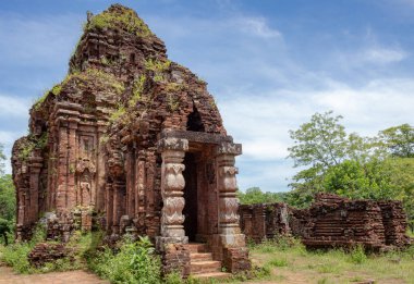 Hoi An Vietnam yakınlarındaki eski tarihi Hindu tapınağı kompleksinin eski kahverengi tuğla kalıntıları.